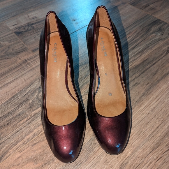 Women's Red Patent Leather Dolphin Nose Coach Heels In A Size 7. Coach Heels. - Picture 1 of 6